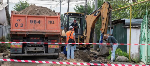  Работники газовой компании устраняют дефекты на подземной магистрали - Sputnik Казахстан