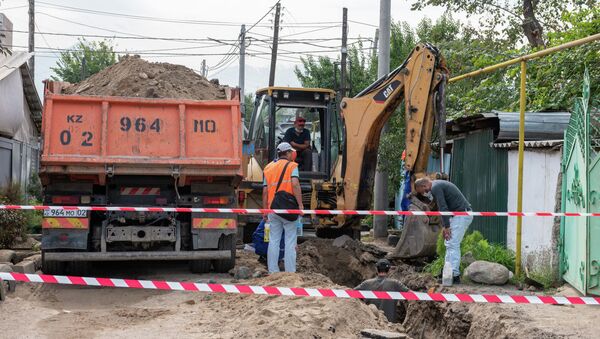  Работники газовой компании устраняют дефекты на подземной магистрали - Sputnik Казахстан