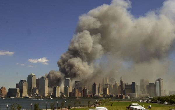 Башни Всемирного торгового центра в огне после теракта 11 сентября - Sputnik Казахстан