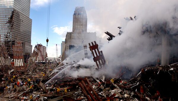 Тушение пожара на месте атакованного Всемирного торгового центра 11 сентября в Нью-Йорке  - Sputnik Қазақстан