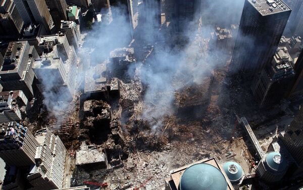 Вид сверху на разрушения на месте атакованного Всемирного торгового центра 11 сентября в Нью-Йорке  - Sputnik Казахстан