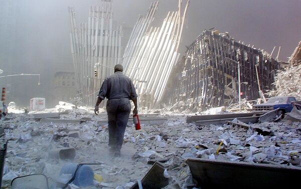 Мужчина с огнетушителем на месте атаки Всемирного торгового центра 11 сентября в Нью-Йорке  - Sputnik Казахстан