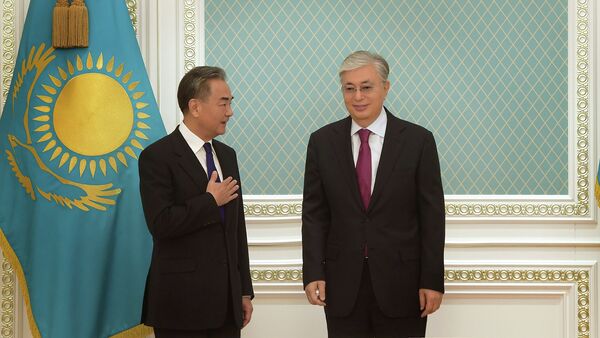 Президент Казахстана Касым-Жомарт Токаев принял члена Госсовета, министра иностранных дел КНР Ван И - Sputnik Казахстан