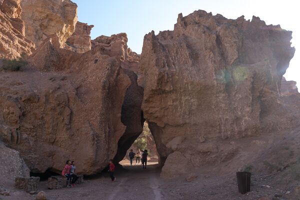  Знаменитые каменные ворота в Чарынском каньоне - Sputnik Қазақстан