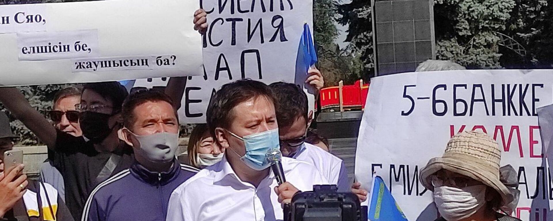 Ранее общественный деятель Жанболат Мамай во главе группы людей пришел к Акорде с петициями о кредитной амнистии - Sputnik Казахстан, 1920, 13.02.2017