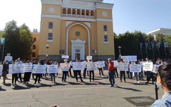 Митингующие с транспарантами расположились в метре друг от друга в масках - Sputnik Казахстан