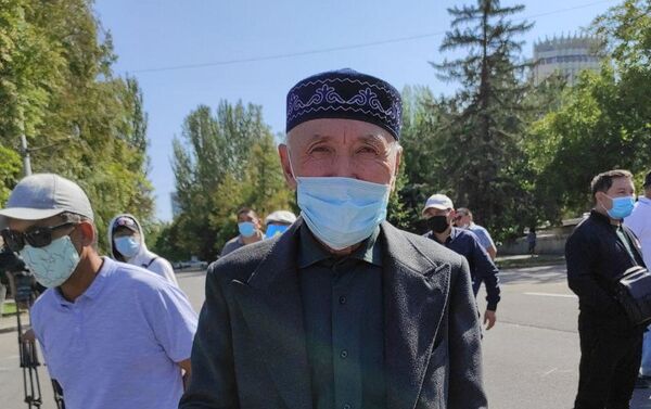 Митинг - не причина не соблюдать меры безопасности в связи с коронавирусом, считает пожилой человек, пришедший к скверу Шокана Уалиханова - Sputnik Казахстан