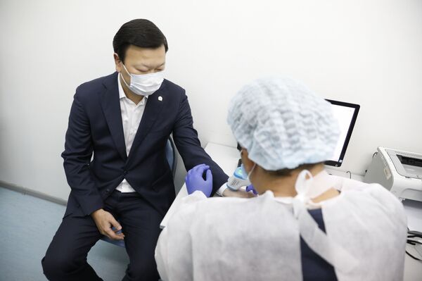 Глава Минздрава Казахстана сделал прививку от гриппа - Sputnik Казахстан