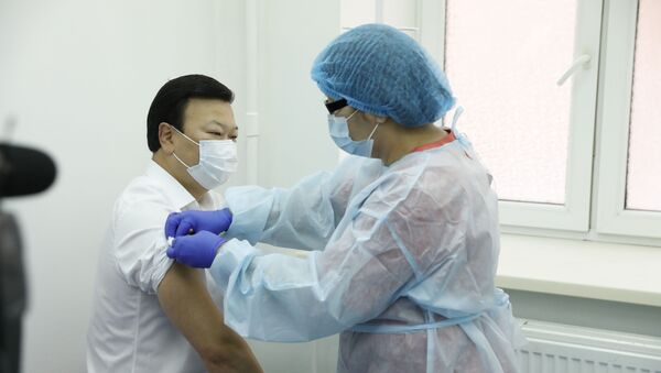 Министр здравоохранения Казахстана Алексей Цой одним из первых вакцинировался от сезонного гриппа - Sputnik Казахстан