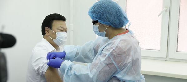 Министр здравоохранения Казахстана Алексей Цой одним из первых вакцинировался от сезонного гриппа Министр здравоохранения Казахстана Алексей Цой одним из первых вакцинировался от сезонного гриппа - Sputnik Казахстан