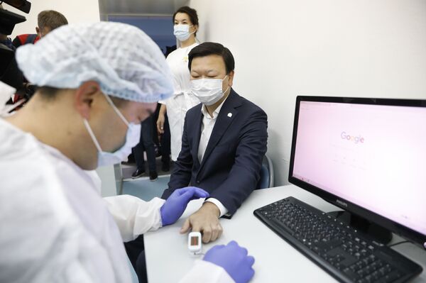 Глава Минздрава Казахстана сделал прививку от гриппа - Sputnik Казахстан