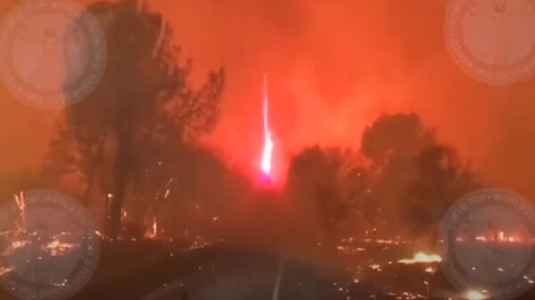 Оранжевый ужас: огненный смерч расплавил все на своем пути - видео - Sputnik Казахстан