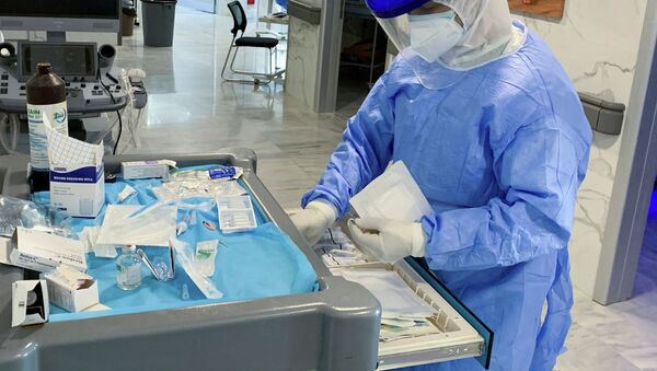 Медсестра в защитном костюме готовит инъекции лекарств в больнице с коронавирусом  - Sputnik Казахстан