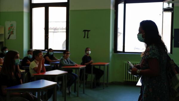 Учительница в защитной маске проводит занятия в школе - Sputnik Казахстан