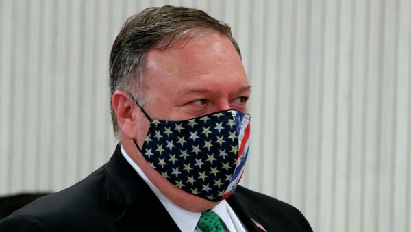 Госсекретарь США Майк Помпео в защитной маске  - Sputnik Казахстан