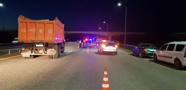 КамАЗ с зерном перевернулся на трассе между Нур-Султаном и Щучинском КамАЗ с зерном перевернулся на трассе между Нур-Султаном и Щучинском - Sputnik Казахстан