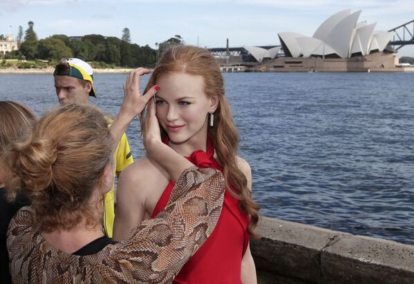 Визажист поправляет прическу восковой статуе Николь Кидман на выставке перед Сиднейским оперным театром в Австралии - Sputnik Казахстан