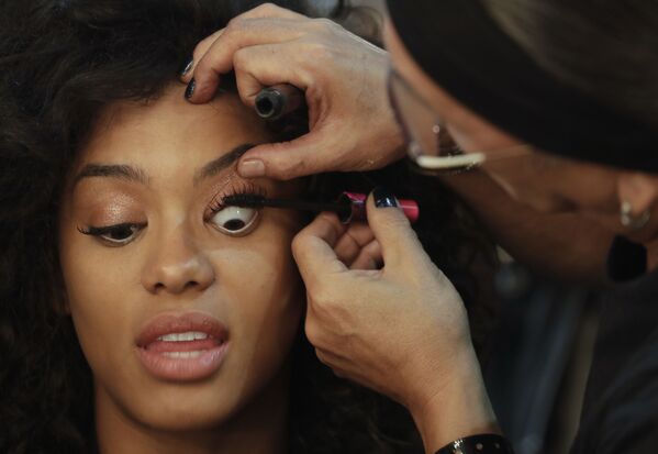 Визажист делает макияж бразильской модели во время Недели моды в Сан-Паулу, Бразилия - Sputnik Казахстан