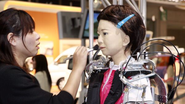 Визажист делает макияж роботу на выставке в Токио, посвященной домашнему уходу и реабилитации  - Sputnik Казахстан