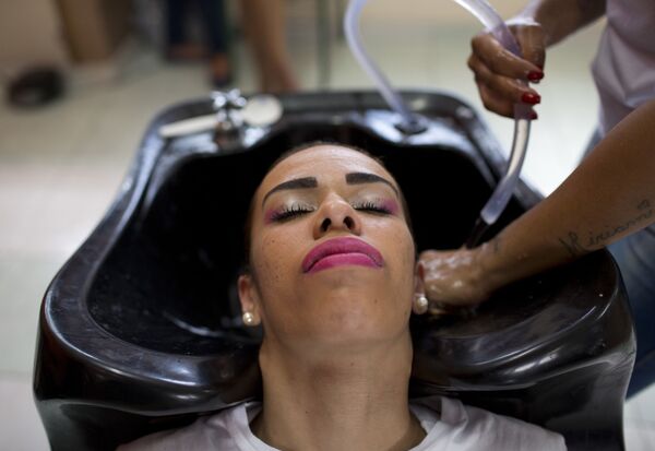 Заключенная готовится к участию в ежегодном конкурсе красоты в тюрьме Рио-де-Жанейро, Бразилия - Sputnik Казахстан