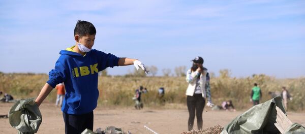 Мусор вокруг озера Талдыколь убрали волонтеры SK Volunteer вместе с детьми из дворовых клубов Замандас Мусор вокруг озера Талдыколь убрали волонтеры SK Volunteer вместе с детьми из дворовых клубов Замандас - Sputnik Казахстан