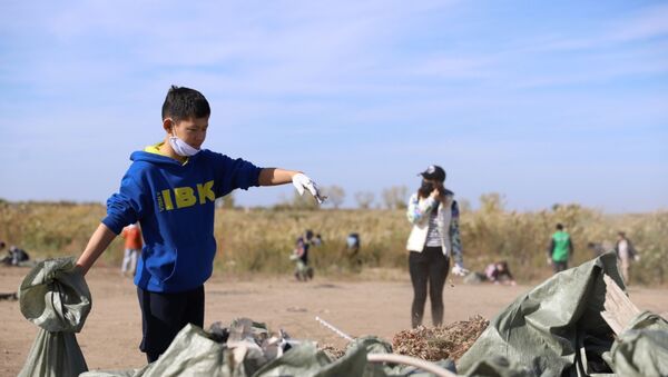 Мусор вокруг озера Талдыколь убрали волонтеры SK Volunteer вместе с детьми из дворовых клубов Замандас - Sputnik Казахстан