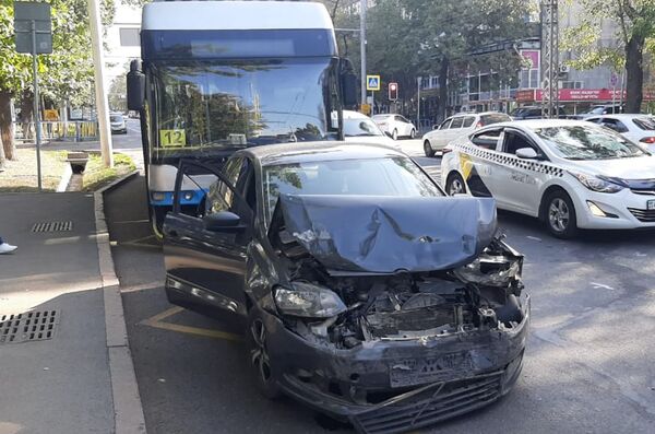 Троллейбус собрал паровозик из пяти автомашин в центре Алматы - Sputnik Казахстан