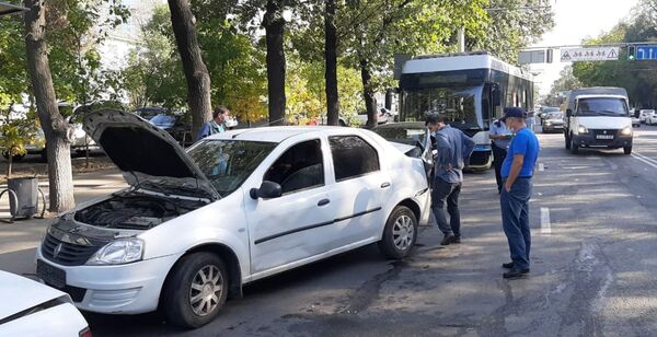 Троллейбус собрал паровозик из пяти автомашин в центре Алматы - Sputnik Казахстан