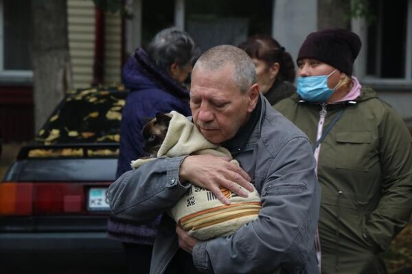 Из горящего дома эвакуировали людей и животных - Sputnik Казахстан