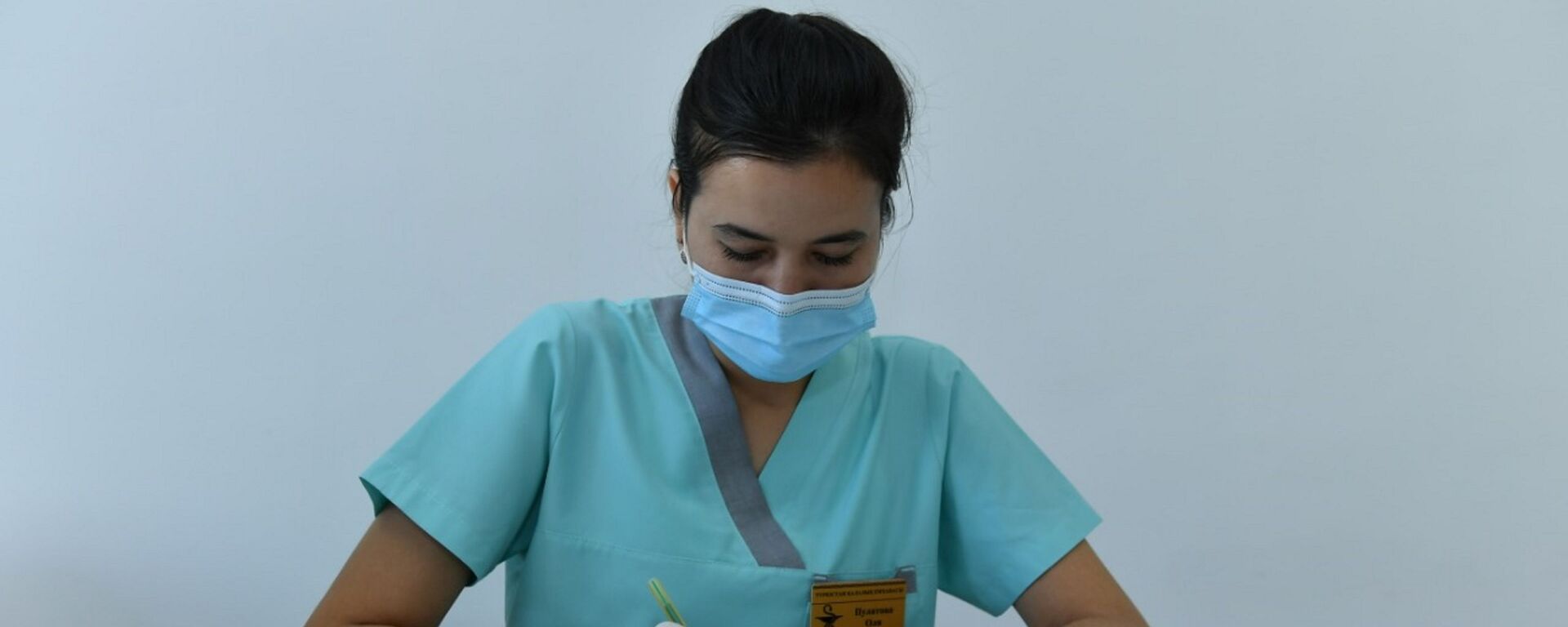 Медсестра в поликлинике вносит данные пациентов во время приема - Sputnik Казахстан, 1920, 20.06.2025