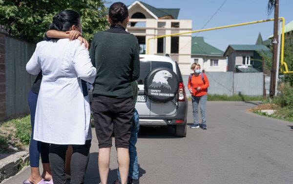 Дети и женщины прощаются с работниками приюта - Sputnik Казахстан
