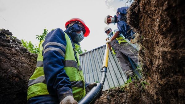 Коммунальщики прокладывают газопровод к жилым домам в Нур-Султане - Sputnik Казахстан