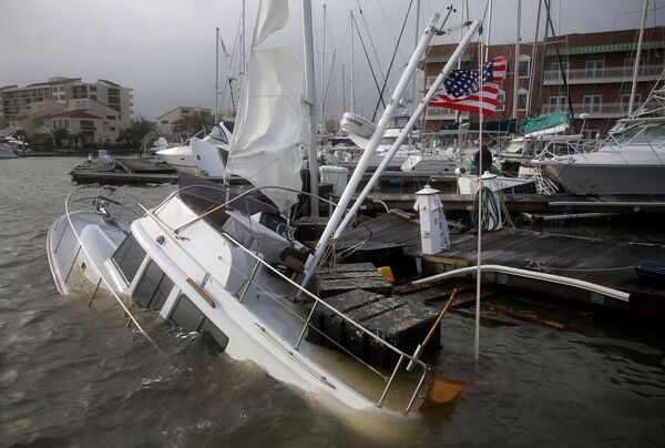 Яхты во время урагана Салли во Флориде  - Sputnik Казахстан