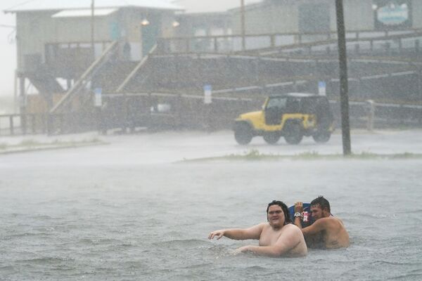 Люди купаются на затопленной парковке в США - Sputnik Казахстан