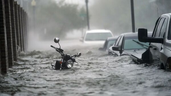 Затопленная улица во время урагана Салли в США  - Sputnik Қазақстан
