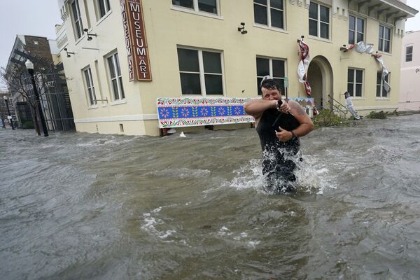 Мужчина на затопленной улице во время урагана Салли в США  - Sputnik Казахстан