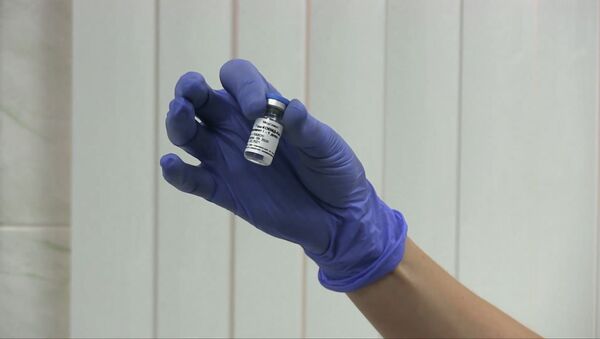 Врачи-добровольцы сделали прививку российской вакциной от коронавируса Спутник V - видео - Sputnik Казахстан
