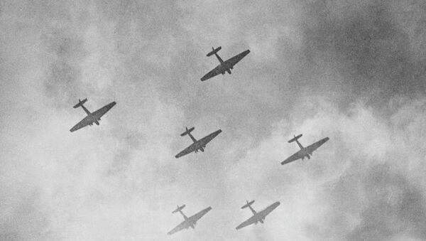 Вражеские самолеты наносят авиаудары, Великая Отечественная война, архивное фото - Sputnik Казахстан