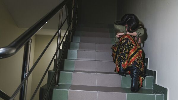  Девушка плачет на лестничной клетке, иллюстративное фото - Sputnik Казахстан
