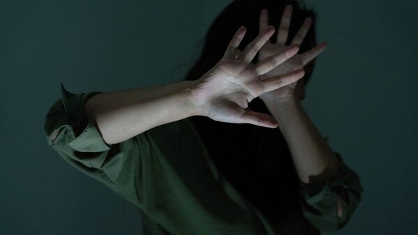 Девушка закрыла лицо руками, иллюстративное фото - Sputnik Қазақстан