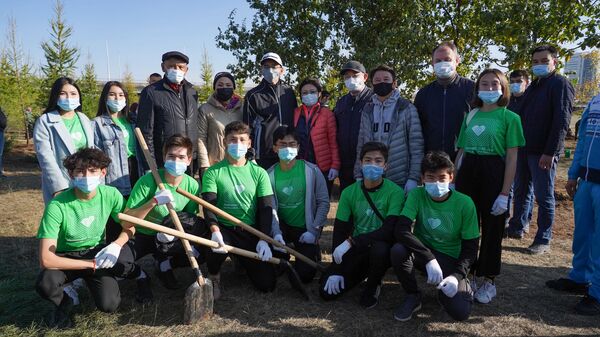 Казахстанские политики и селебрити высадили деревья в парке для спортсменов - Sputnik Казахстан