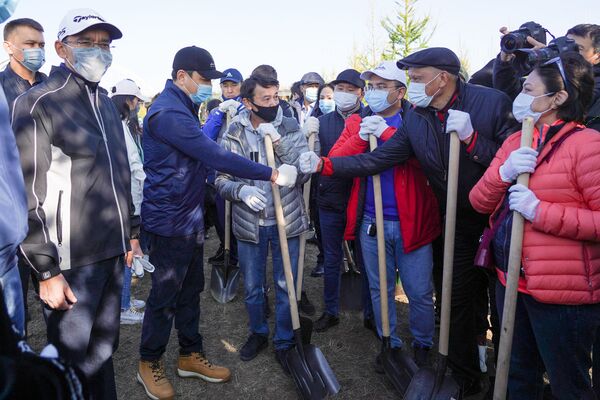 Казахстанские политики и селебрити высадили деревья в парке для спортсменов - Sputnik Казахстан