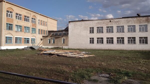 Сорванная ветром крыша школы в СКО - Sputnik Казахстан