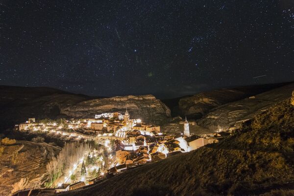 Звездное небо над населенным пунктом Альбаррасин в Испании  - Sputnik Қазақстан