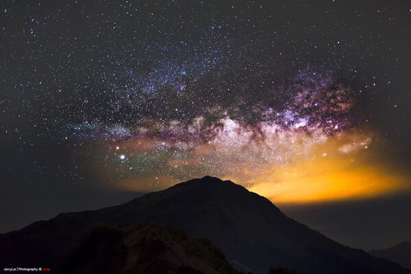 Млечный путь над горой Хэхуань в центральном Тайване - Sputnik Казахстан