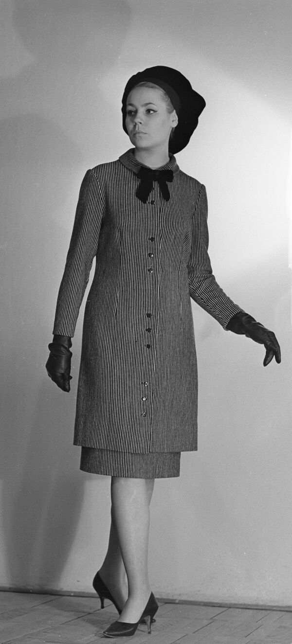 Манекенщица общесоюзного дома моделей в наряде из коллекции осень-зима 1965 года  - Sputnik Казахстан