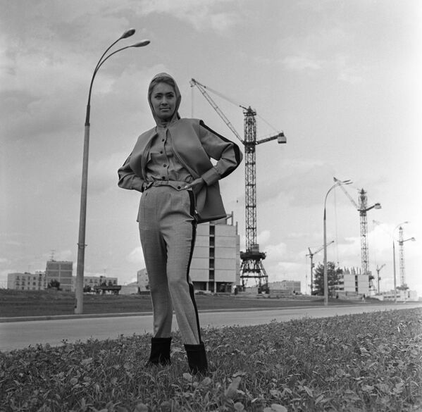 Манекенщица Общесоюзного дома моделей одежды демонстрирует комплект для загородных прогулок из новой коллекции Осень-1966 - Sputnik Казахстан