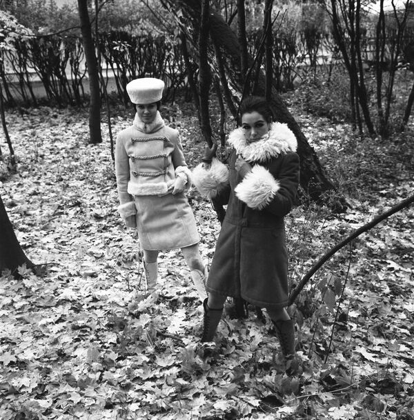 Демонстрация моделей верхней женской одежды сезона осень-зима 1968 года - Sputnik Казахстан