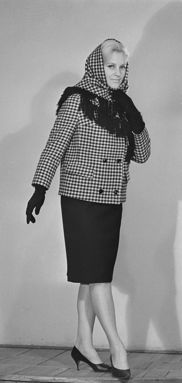 Манекенщица Общесоюзного дома моделей в жакете и палантине из коллекции весна-осень 1965 года - Sputnik Казахстан