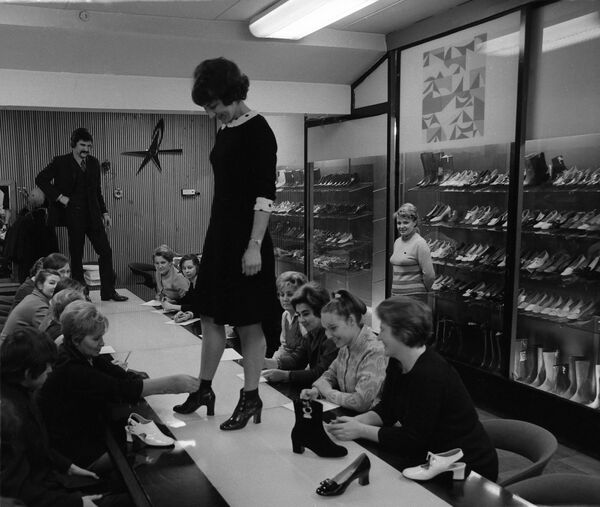 Демонстрация новой осенне-зимней коллекции московской обувной фабрики Парижская коммуна, 1972 год - Sputnik Казахстан